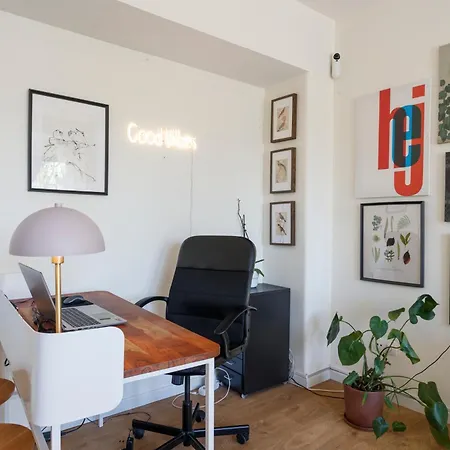 Pop The Cork In By Misha's Place 5b * Lisboa